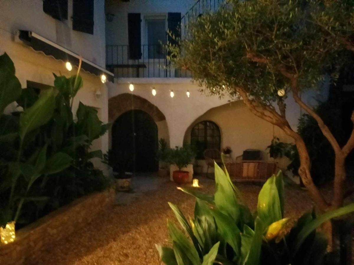 Bed and Breakfast La Cachette Aigues-Vives  Экстерьер фото