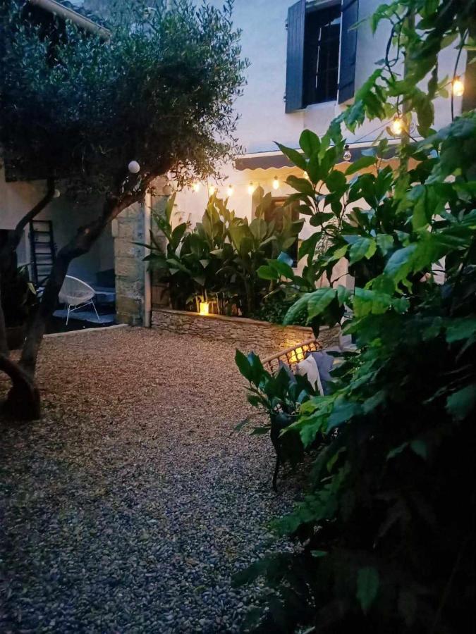 Bed and Breakfast La Cachette Aigues-Vives  Экстерьер фото
